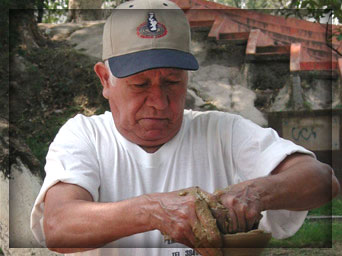 el salvador artist in ilobasco